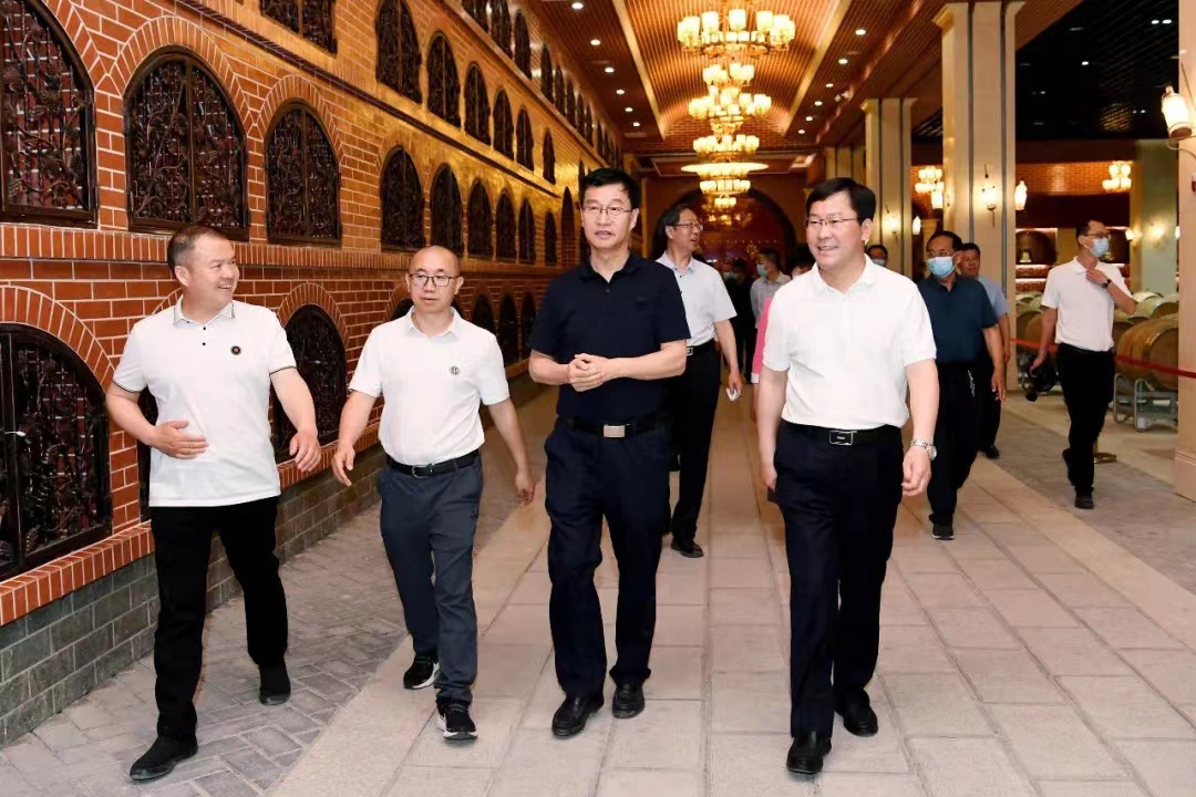 省政協(xié)黨組成員、副主席王立偉一行來(lái)格瑞特酒莊考察調(diào)研